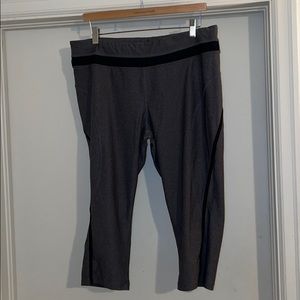 Workout cropped pants size XL